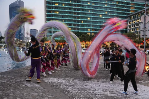 Penari liong menampilkan atraksi saat perayaan Festival Imlek Jakarta di Bundaran HI, Jakarta, Jumat (13/2/2026).