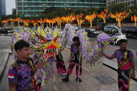 Penari liong beristirahat usai menampilkan atraksi saat perayaan Festival Imlek Jakarta di Bundaran HI, Jakarta, Jumat (13/2/2026).