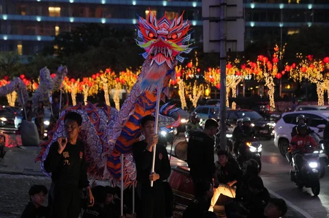 Penari liong beristirahat usai menampilkan atraksi saat perayaan Festival Imlek Jakarta di Bundaran HI, Jakarta, Jumat (13/2/2026).