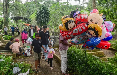 Warga berziarah di makam keluarganya di Tempat Pemakaman Umum (TPU) Dreded, Bogor,  Minggu (15/02/2026).