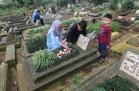 Warga berziarah di makam keluarganya di Tempat Pemakaman Umum (TPU) Dreded, Bogor,  Minggu (15/02/2026).