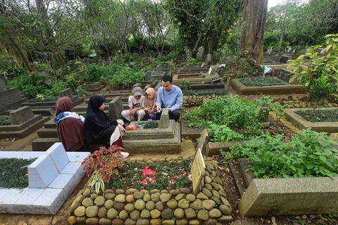 Warga berziarah di makam keluarganya di Tempat Pemakaman Umum (TPU) Dreded, Bogor,  Minggu (15/02/2026).
