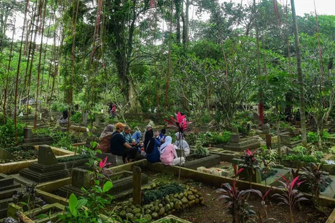 Warga berziarah di makam keluarganya di Tempat Pemakaman Umum (TPU) Dreded, Bogor,  Minggu (15/02/2026).