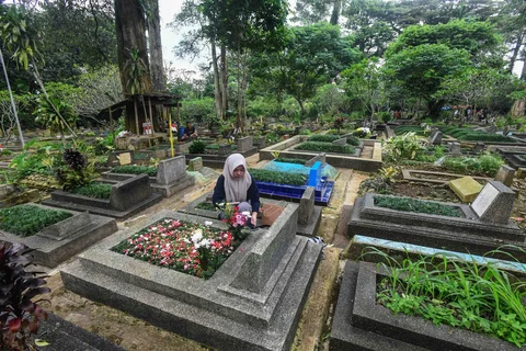 Warga berziarah di makam keluarganya di Tempat Pemakaman Umum (TPU) Dreded, Bogor,  Minggu (15/02/2026).