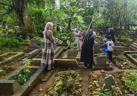 Warga berziarah di makam keluarganya di Tempat Pemakaman Umum (TPU) Dreded, Bogor,  Minggu (15/02/2026).