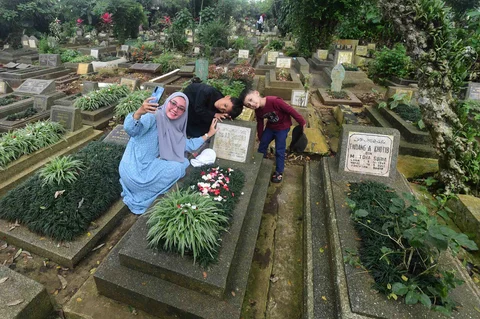 Warga berziarah di makam keluarganya di Tempat Pemakaman Umum (TPU) Dreded, Bogor,  Minggu (15/02/2026).