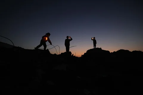 Anak-anak  bermain di reruntuhan bangunan yang hancur sambil membawa lampion Ramadan di kamp pengungsi Bureij di Jalur Gaza tengah  Minggu (15/02/2026).