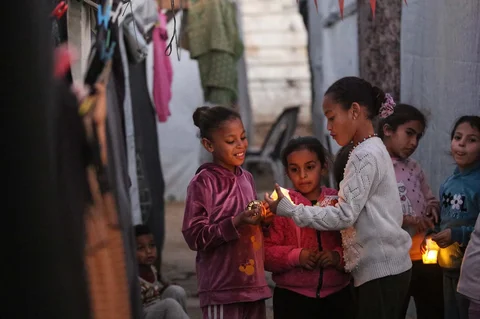 Anak-anak  bermain membawa lampion Ramadan di kamp pengungsi Bureij di Jalur Gaza tengah, Minggu (15/02/2026).