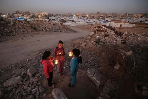 Anak-anak  bermain membawa lampion Ramadan di kamp pengungsi Bureij di Jalur Gaza tengah, Minggu (15/02/2026).