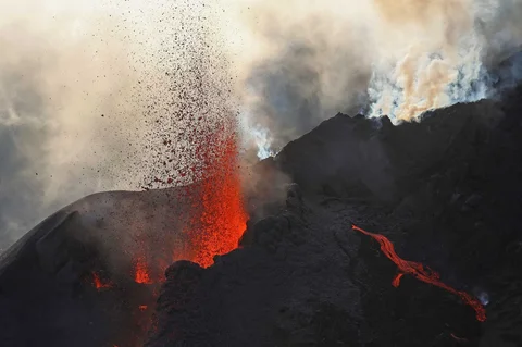 Foto udara ini menunjukkan gunung berapi Piton de la Fournaise meletus di tenggara pulau seberang laut Prancis, La Reunion, Minggu (15/02/2026) waktu setempat.