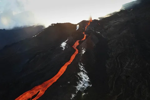 Foto udara ini menunjukkan gunung berapi Piton de la Fournaise meletus di tenggara pulau seberang laut Prancis, La Reunion, Minggu (15/02/2026) waktu setempat.