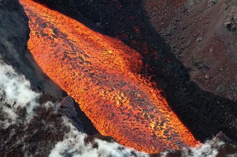 Foto udara ini menunjukkan gunung berapi Piton de la Fournaise meletus di tenggara pulau seberang laut Prancis, La Reunion, Minggu (15/02/2026) waktu setempat.