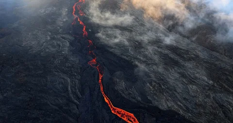 Foto udara ini menunjukkan gunung berapi Piton de la Fournaise meletus di tenggara pulau seberang laut Prancis, La Reunion, Minggu (15/02/2026) waktu setempat.