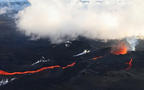 Foto udara ini menunjukkan gunung berapi Piton de la Fournaise meletus di tenggara pulau seberang laut Prancis, La Reunion, Minggu (15/02/2026) waktu setempat.
