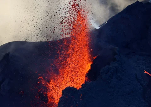 Foto udara ini menunjukkan gunung berapi Piton de la Fournaise meletus di tenggara pulau seberang laut Prancis, La Reunion, Minggu (15/02/2026) waktu setempat.
