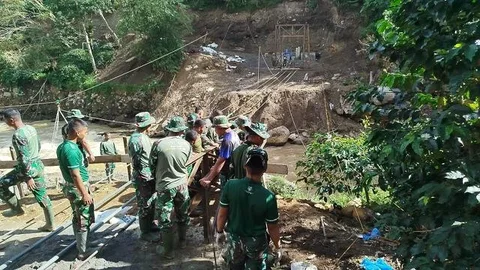TNI Selesaikan Pembangunan Jembatan Darurat di Aceh. (istimewa)