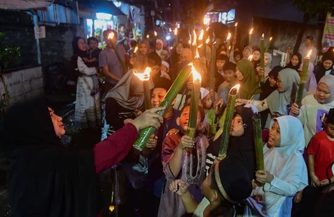 Anak-anak saat mengikuti pawai obor sambut Ramadhan yang diinisiasi oleh Mushola Nurul Iman di kawasan Cinere,  Depok, Senin (16/02/2026).