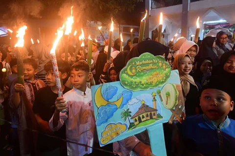 Anak-anak saat mengikuti pawai obor sambut Ramadhan yang diinisiasi oleh Mushola Nurul Iman di kawasan Cinere,  Depok, Senin (16/02/2026).