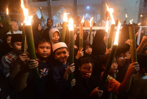 Anak-anak saat mengikuti pawai obor sambut Ramadhan yang diinisiasi oleh Mushola Nurul Iman di kawasan Cinere,  Depok, Senin (16/02/2026).