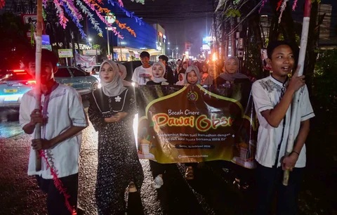 Anak-anak saat mengikuti pawai obor sambut Ramadhan yang diinisiasi oleh Mushola Nurul Iman di kawasan Cinere,  Depok, Senin (16/02/2026).
