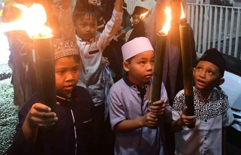 Anak-anak saat mengikuti pawai obor sambut Ramadhan yang diinisiasi oleh Mushola Nurul Iman di kawasan Cinere,  Depok, Senin (16/02/2026).