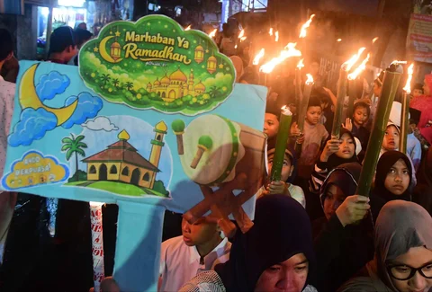 Anak-anak saat mengikuti pawai obor sambut Ramadhan yang diinisiasi oleh Mushola Nurul Iman di kawasan Cinere,  Depok, Senin (16/02/2026).