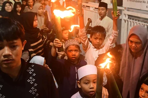 Anak-anak saat mengikuti pawai obor sambut Ramadhan yang diinisiasi oleh Mushola Nurul Iman di kawasan Cinere,  Depok, Senin (16/02/2026).