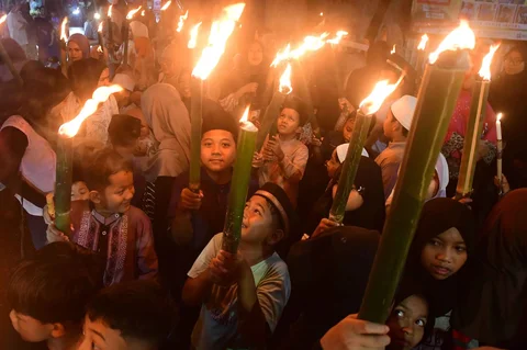 Anak-anak saat mengikuti pawai obor sambut Ramadhan yang diinisiasi oleh Mushola Nurul Iman di kawasan Cinere,  Depok, Senin (16/02/2026).