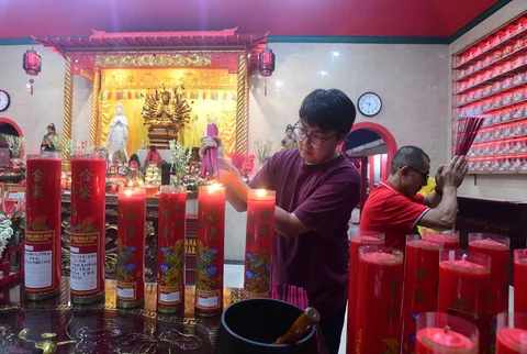 Warga keturunan Tionghoa bersembahyang pada malam tahun baru Imlek di Wihara Kwan In Thang, Pondok cabe, Tangerang Selatan, Senin (16/2/2026).