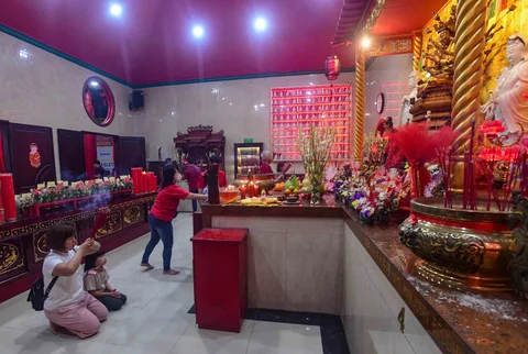 Warga keturunan Tionghoa bersembahyang pada malam tahun baru Imlek di Wihara Kwan In Thang, Pondok cabe, Tangerang Selatan, Senin (16/2/2026).