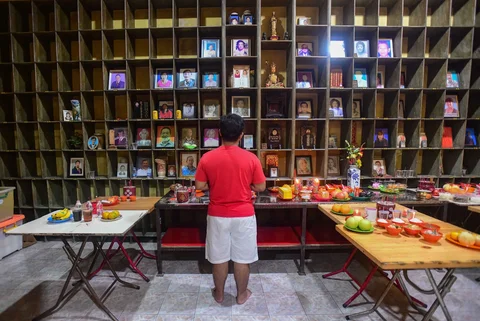 Warga keturunan Tionghoa bersembahyang pada malam tahun baru Imlek di Wihara Kwan In Thang, Pondok cabe, Tangerang Selatan, Senin (16/2/2026).