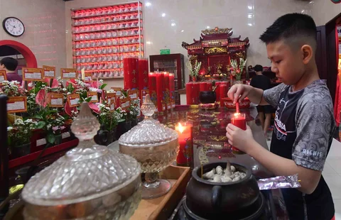 Warga keturunan Tionghoa bersembahyang pada malam tahun baru Imlek di Wihara Kwan In Thang, Pondok cabe, Tangerang Selatan, Senin (16/2/2026).