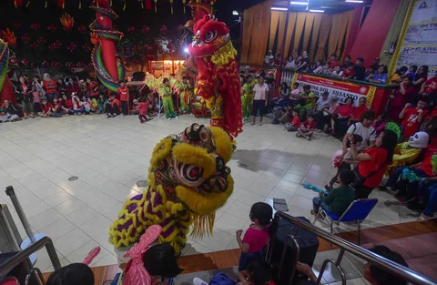 Atraksi barongsai saat malam tahun baru Imlek di Wihara Kwan In Thang, Pondok cabe, Tangerang Selatan, Senin (16/2/2026).