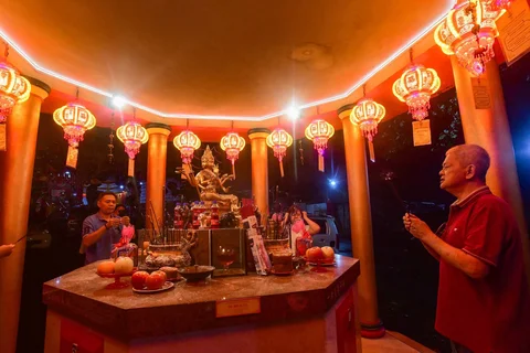 Warga keturunan Tionghoa bersembahyang pada malam tahun baru Imlek di Wihara Kwan In Thang, Pondok cabe, Tangerang Selatan, Senin (16/2/2026).