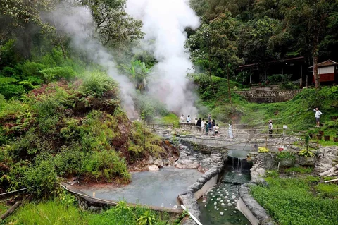 Pengunjung menikmati suasana Kawah Kamojang di Kabupaten Garut, jawa Barat, Selasa (17/02/2026).