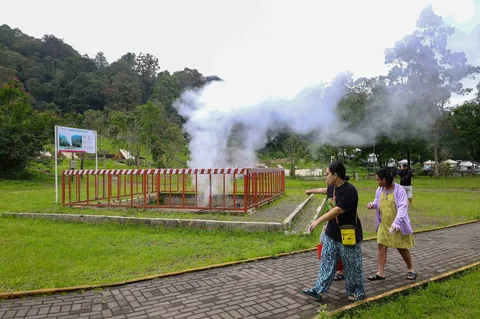 Pengunjung menikmati suasana Kawah Kamojang di Kabupaten Garut, jawa Barat, Selasa (17/02/2026).
