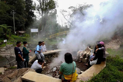 Pengunjung menikmati suasana Kawah Kamojang di Kabupaten Garut, jawa Barat, Selasa (17/02/2026).