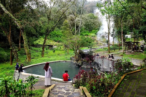 Pengunjung menikmati suasana Kawah Kamojang di Kabupaten Garut, jawa Barat, Selasa (17/02/2026).
