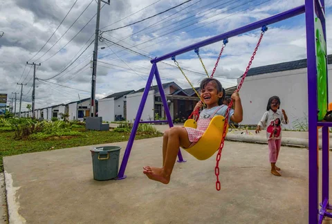 Anak-anak bermain di taman bermain pada Perumahan Subsidi Pondok Pengampelan Indah di Serang , Banten, Selasa (17/02/2026).