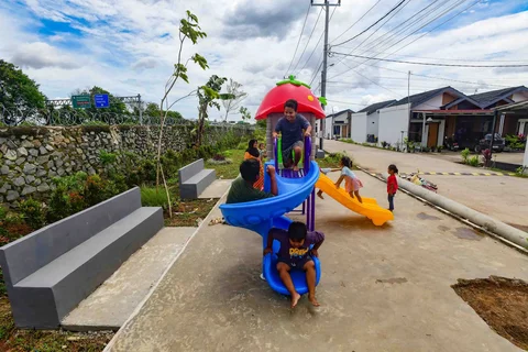 Anak-anak bermain di taman bermain pada Perumahan Subsidi Pondok Pengampelan Indah di Serang , Banten, Selasa (17/02/2026).
