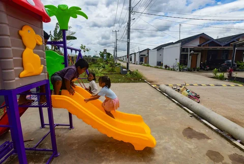 Anak-anak bermain di taman bermain pada Perumahan Subsidi Pondok Pengampelan Indah di Serang , Banten, Selasa (17/02/2026).