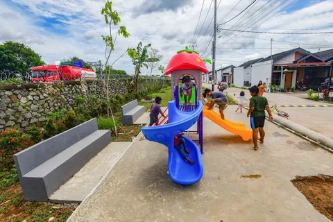 Anak-anak bermain di taman bermain pada Perumahan Subsidi Pondok Pengampelan Indah di Serang , Banten, Selasa (17/02/2026).