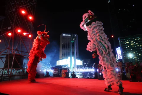 Barongsai beraksi pada acara Transisi Ramadhan 1447 H di Bundaran HI, Jakarta, Selasa (17/2/2026).