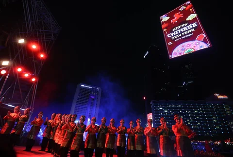 Penari beraksi pada acara Transisi Ramadhan 1447 H di Bundaran HI, Jakarta, Selasa (17/2/2026).