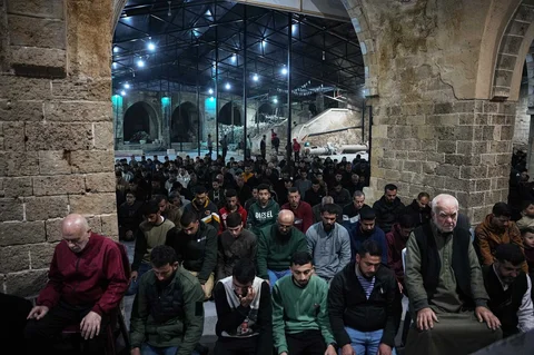 Para jamaah muslim melaksanakan salat Tarawih malam pertama bulan suci Ramadan di Masjid Alkanz, yang rusak akibat perang Israel-Hamas, di Kota Gaza, Selasa (17/02/2026).
