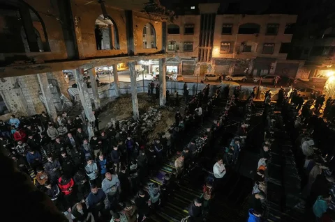 Para jamaah muslim melaksanakan salat Tarawih malam pertama bulan suci Ramadan di Masjid Alkanz, yang rusak akibat perang Israel-Hamas, di Kota Gaza, Selasa (17/02/2026).