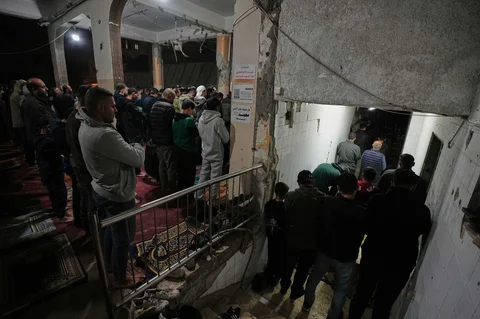 Para jamaah muslim melaksanakan salat Tarawih malam pertama bulan suci Ramadan di Masjid Alkanz, yang rusak akibat perang Israel-Hamas, di Kota Gaza, Selasa (17/02/2026).