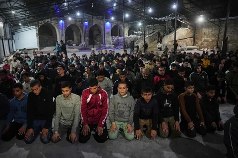 Para jamaah muslim melaksanakan salat Tarawih malam pertama bulan suci Ramadan di Masjid Alkanz, yang rusak akibat perang Israel-Hamas, di Kota Gaza, Selasa (17/02/2026).