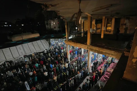 Para jamaah muslim melaksanakan salat Tarawih malam pertama bulan suci Ramadan di Masjid Alkanz, yang rusak akibat perang Israel-Hamas, di Kota Gaza, Selasa (17/02/2026).