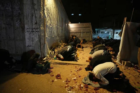 Para jamaah muslim melaksanakan salat Tarawih malam pertama bulan suci Ramadan di Masjid Alkanz, yang rusak akibat perang Israel-Hamas, di Kota Gaza, Selasa (17/02/2026).